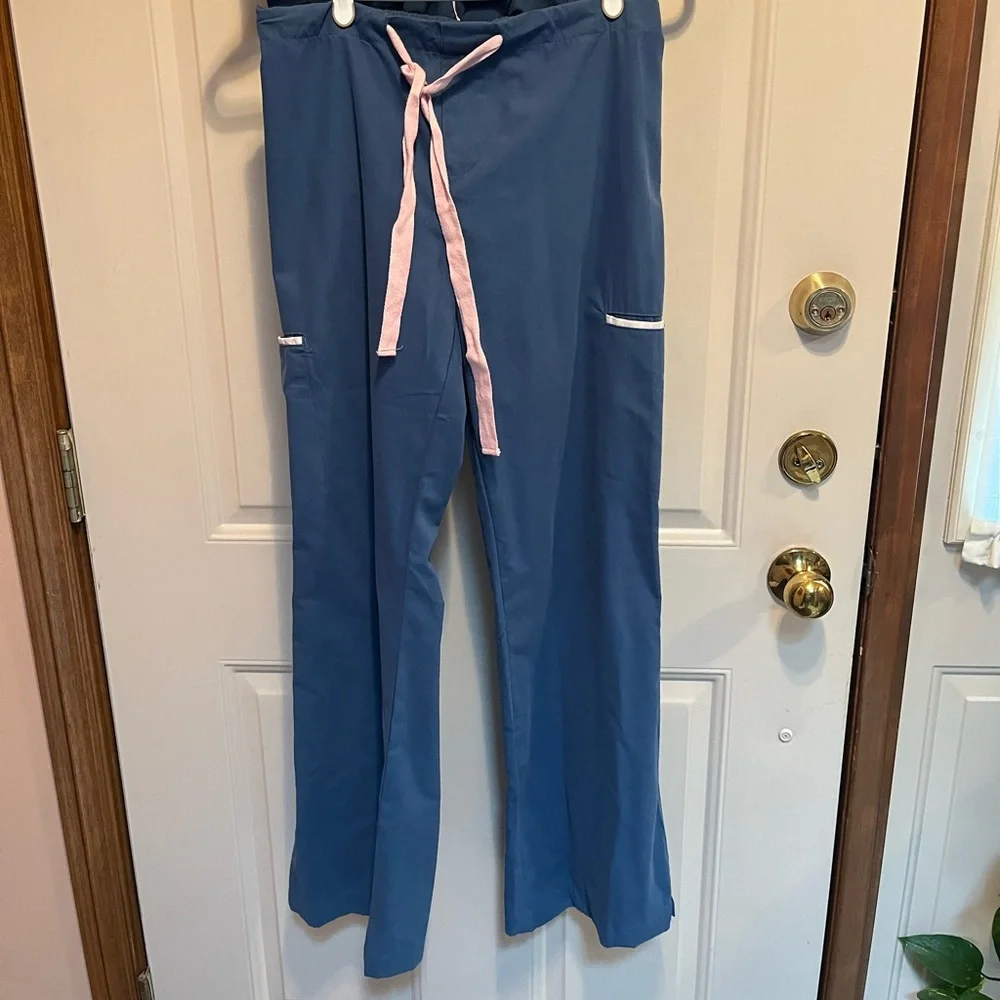 SCRUB SET - Women’s Extra Small - Blue. Double pockets on top and bottom. Comfy! - Picture 5 of 5